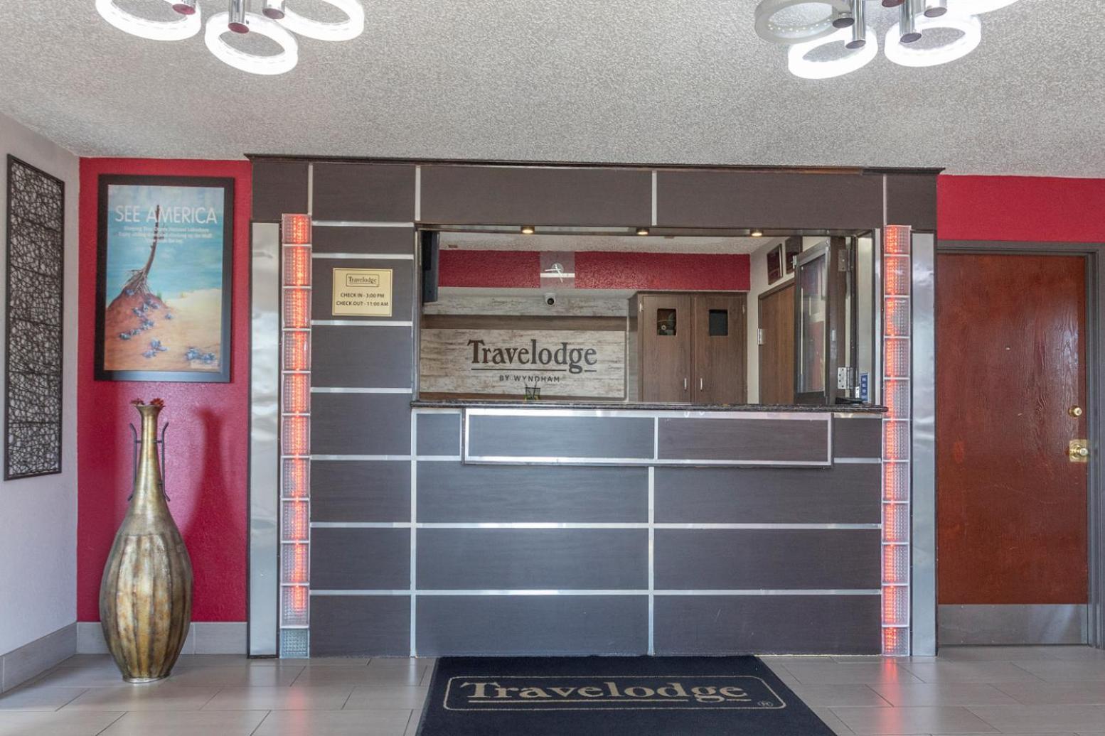 Travelodge By Wyndham Muskegon Exterior photo