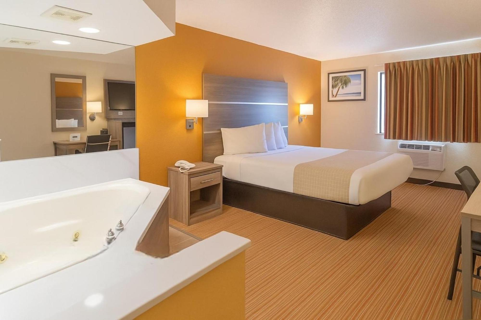Travelodge By Wyndham Muskegon Exterior photo
