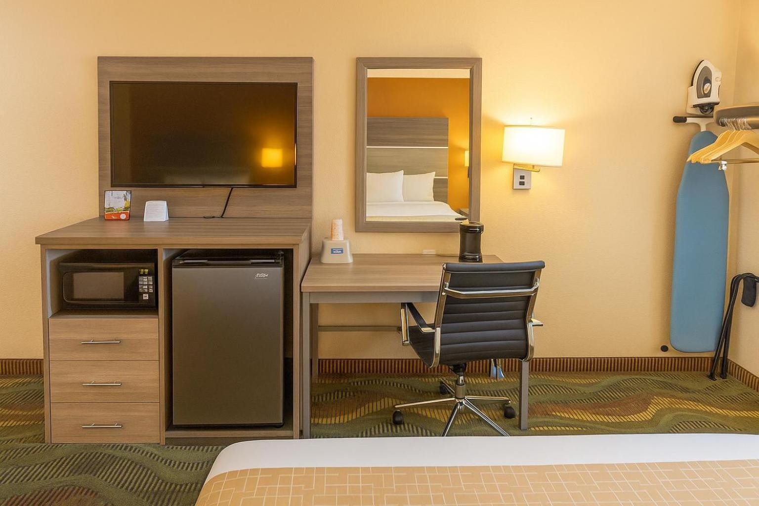 Travelodge By Wyndham Muskegon Exterior photo